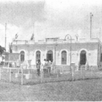 大炮台氣象台總部，前方圍欄處為氣象觀測坪（圖片來源：1976-05-23《華僑報》）